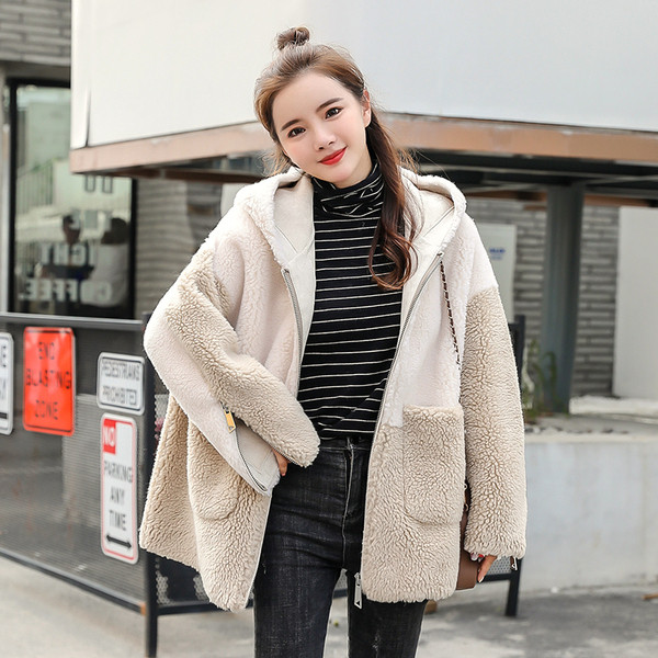 Модерно дамско палто с джобове и цип в бежов цвят