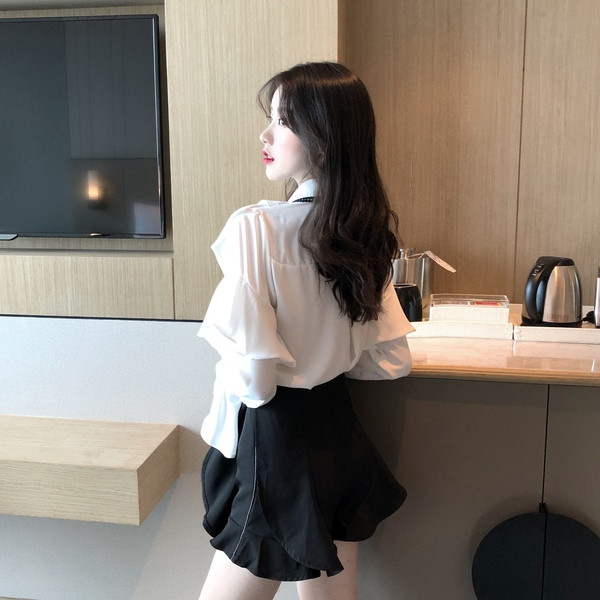 Елегантна риза с къдри и панделка в бял цвят 