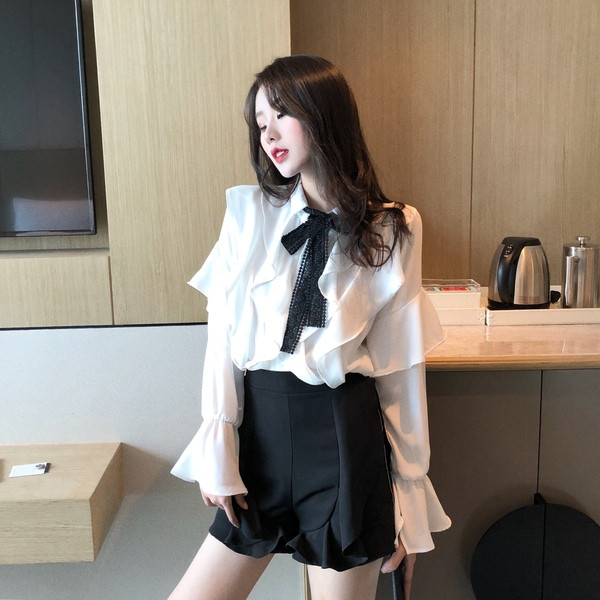 Елегантна риза с къдри и панделка в бял цвят 