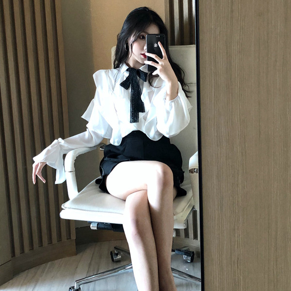 Елегантна риза с къдри и панделка в бял цвят 