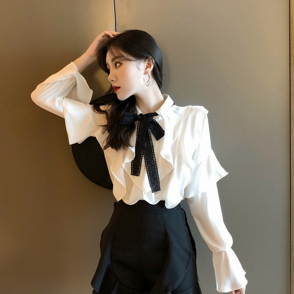 Елегантна риза с къдри и панделка в бял цвят 