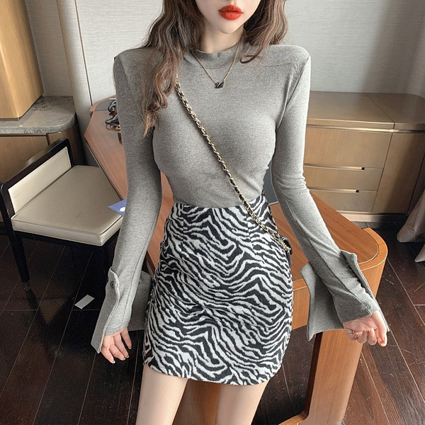 Модерно дамско поло с О-образно деколте в сив цвят 