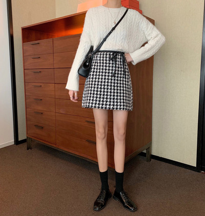 Къса ежедневна карирана пола в два цвята с връзки на талията