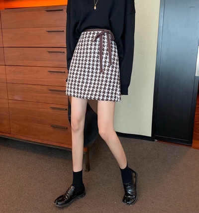 Къса ежедневна карирана пола в два цвята с връзки на талията