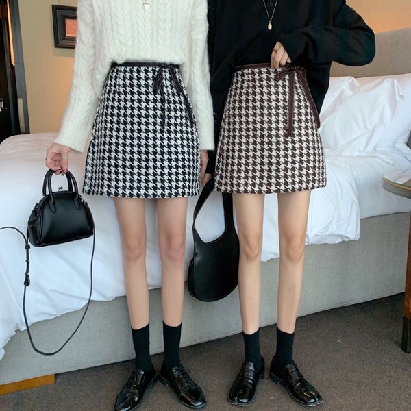 Къса ежедневна карирана пола в два цвята с връзки на талията