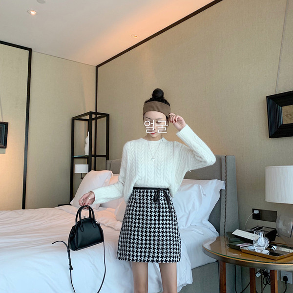 Къса ежедневна карирана пола в два цвята с връзки на талията