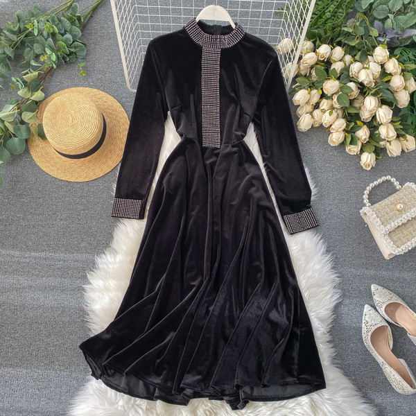 Дамска модерна рокля  от кадифе в черен цвят 