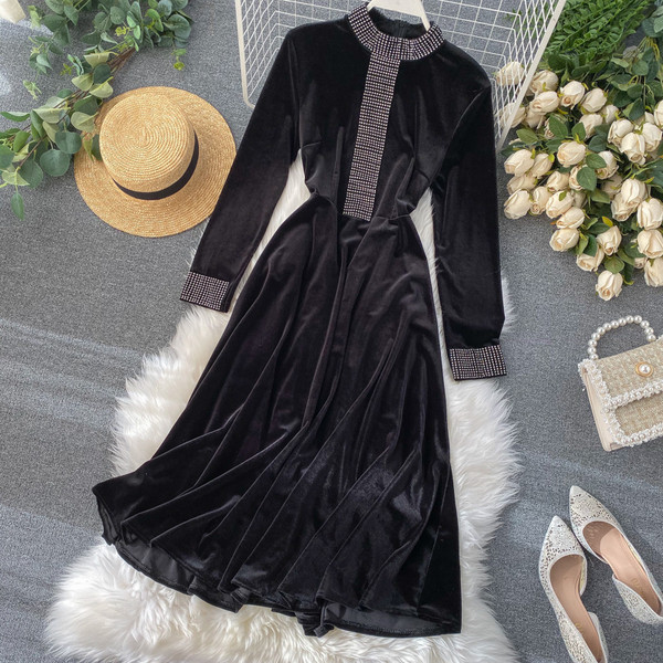 Дамска модерна рокля  от кадифе в черен цвят 