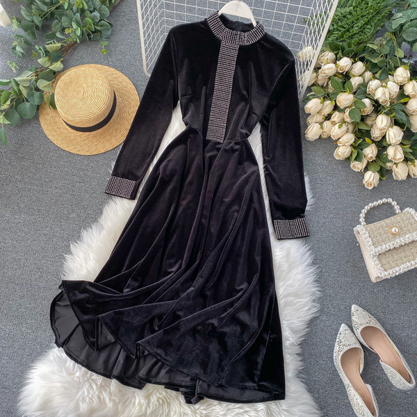 Дамска модерна рокля  от кадифе в черен цвят 