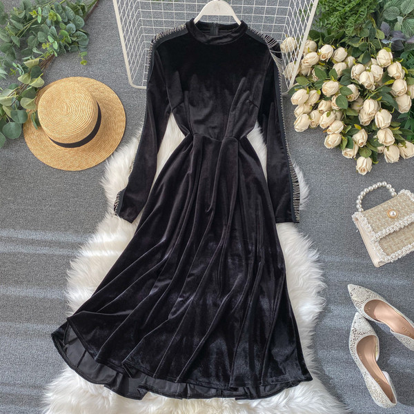 Стилна  дамска рокля от кадифе  в черен цвят