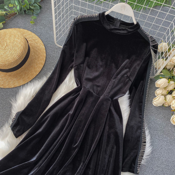Стилна  дамска рокля от кадифе  в черен цвят
