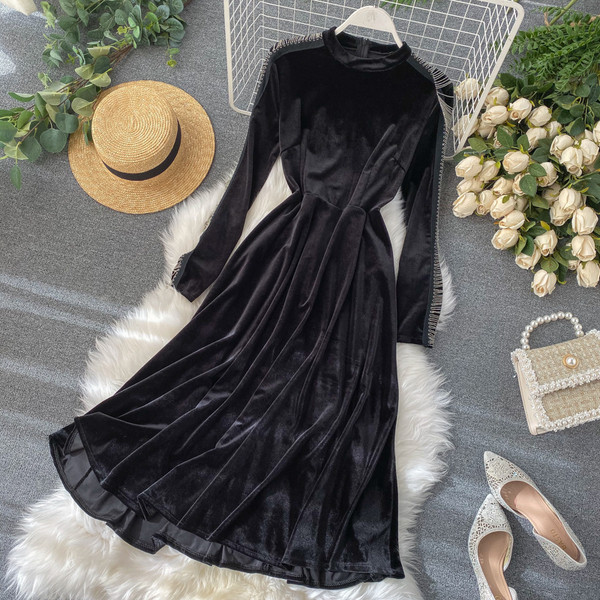 Стилна  дамска рокля от кадифе  в черен цвят