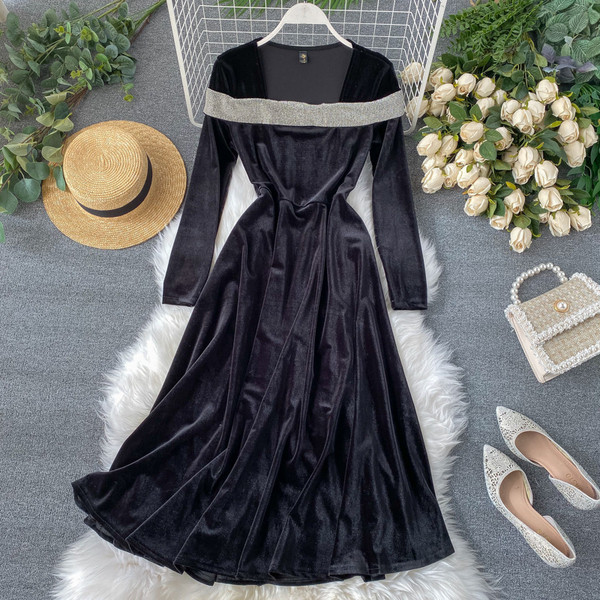 Дълга дамска черна рокля от кадифе в черен цвят