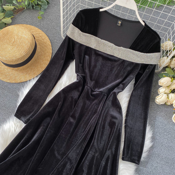 Дълга дамска черна рокля от кадифе в черен цвят