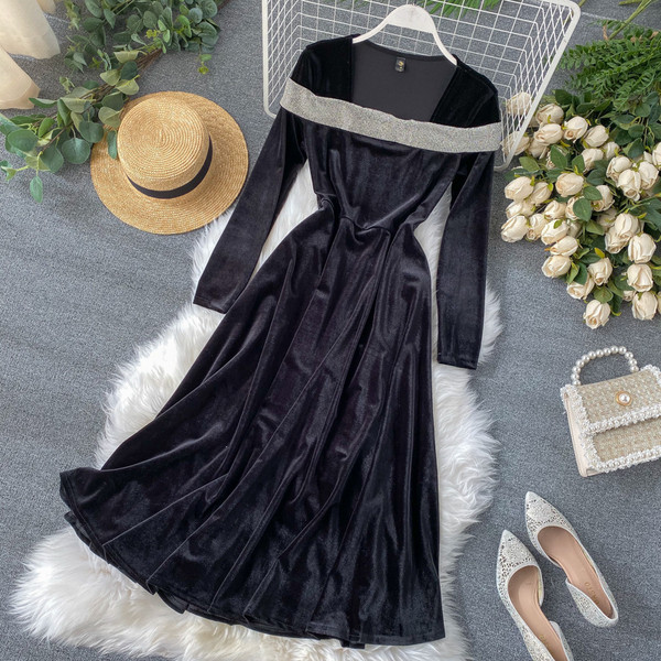 Дълга дамска черна рокля от кадифе в черен цвят