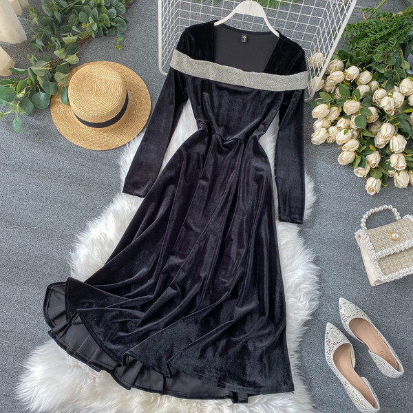 Дълга дамска черна рокля от кадифе в черен цвят