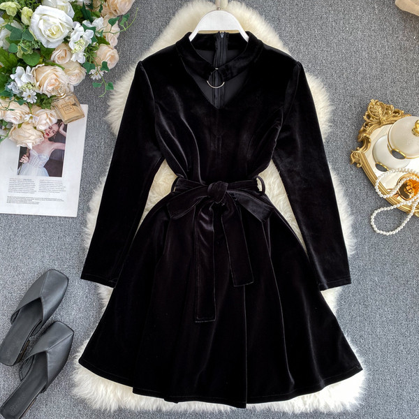 Стилна дамска рокля от кадифе  в черен цвят