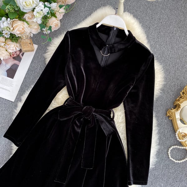 Стилна дамска рокля от кадифе  в черен цвят