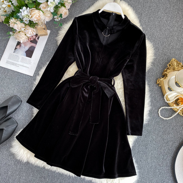 Стилна дамска рокля от кадифе  в черен цвят