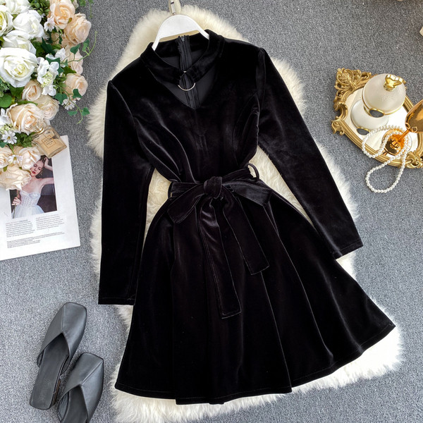 Стилна дамска рокля от кадифе  в черен цвят