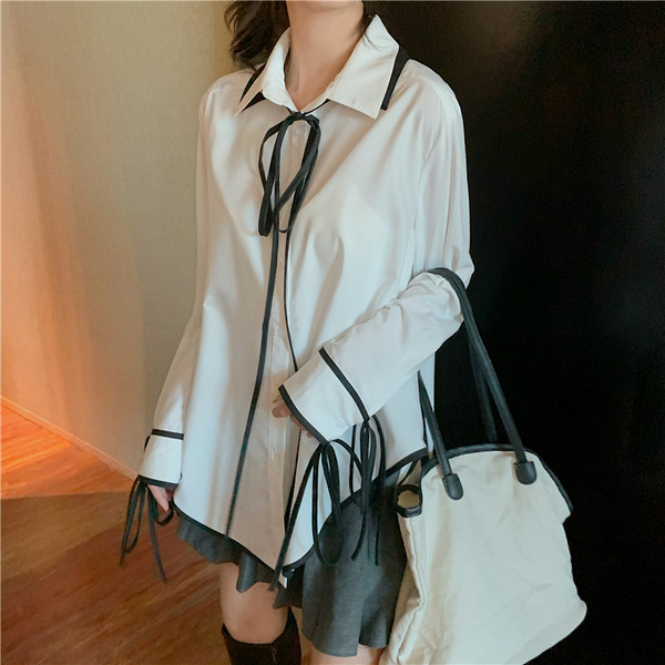 Модерна дамска риза в бял цвят с връзки