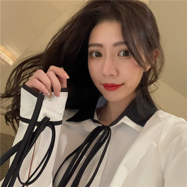 Модерна дамска риза в бял цвят с връзки