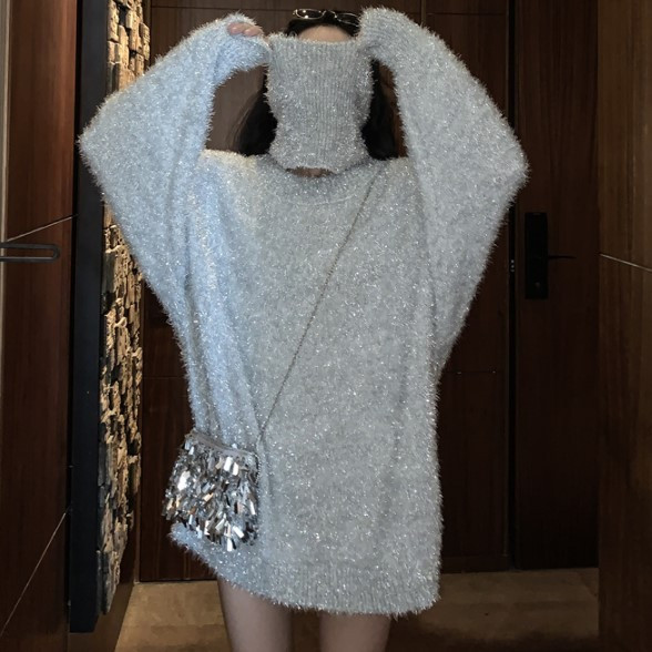 Дълъг пухен пуловер с овално деколте в черен и сив цвят