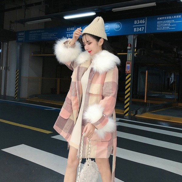 Модерно дамско карирано палто с колан и пух на ръкавите и яката в розов цвят