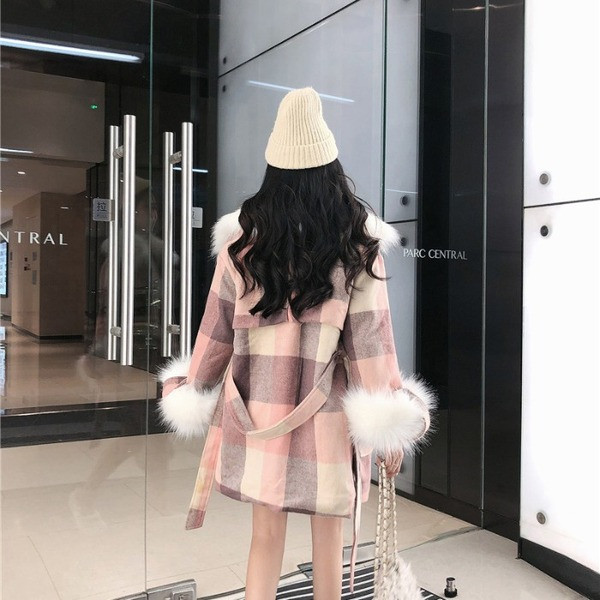 Модерно дамско карирано палто с колан и пух на ръкавите и яката в розов цвят