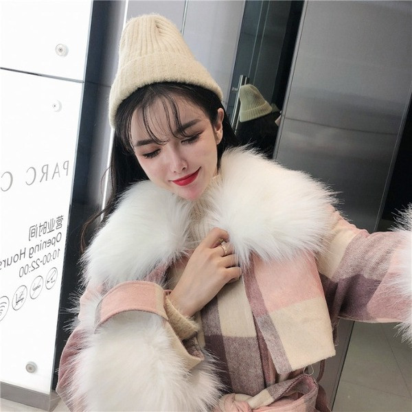 Модерно дамско карирано палто с колан и пух на ръкавите и яката в розов цвят