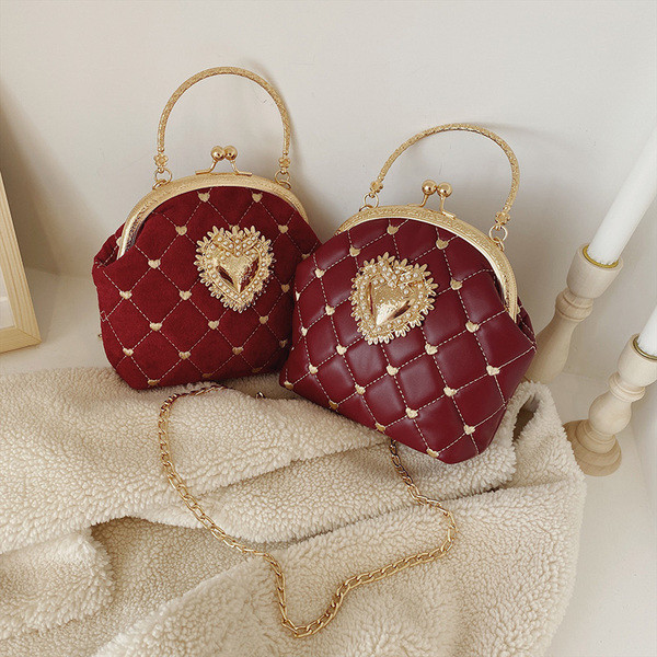 Стилна дамска чанта с две дръжки и метално закопчаване - два модела