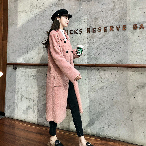 Дълго и широко палто в розов цвят с копчета