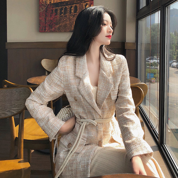 Дълго елегантно палто в светъл цвят с копчета и колан