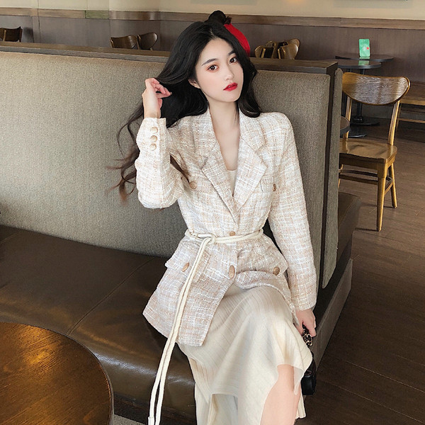 Дълго елегантно палто в светъл цвят с копчета и колан