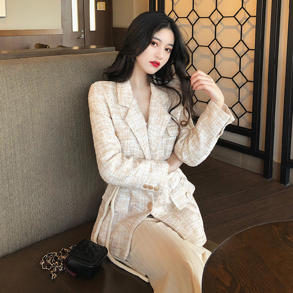 Дълго елегантно палто в светъл цвят с копчета и колан