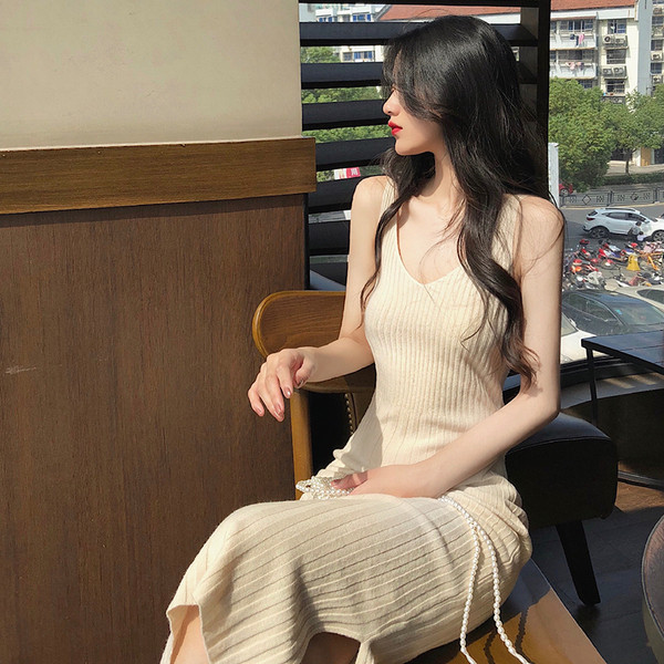 Дълго елегантно палто в светъл цвят с копчета и колан