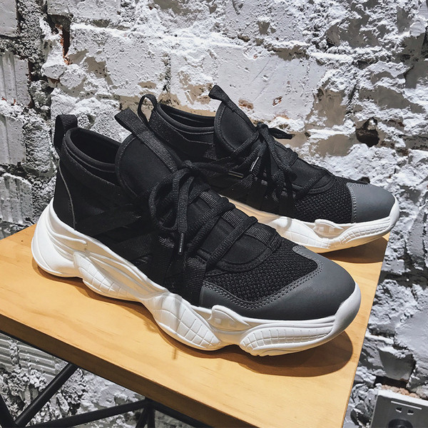 Мъжки маратонки в черен и бял цвят с връзки