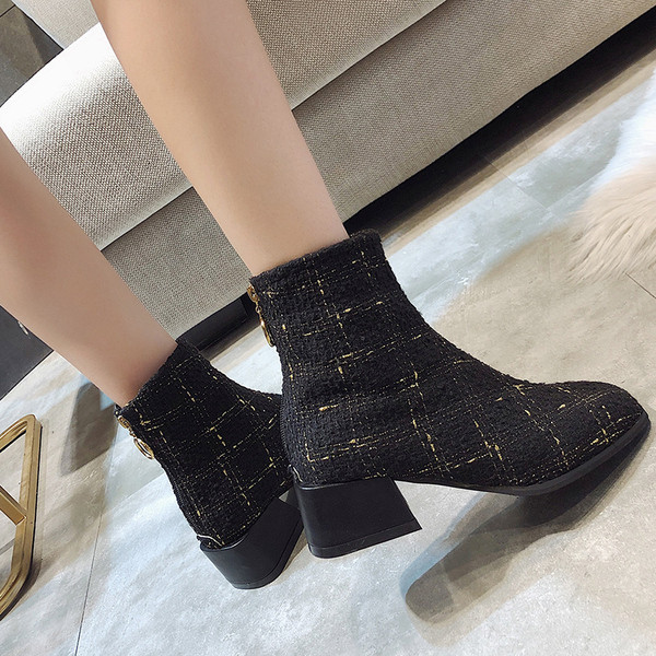 Стилни дамски боти в бял и черен цвят с цип