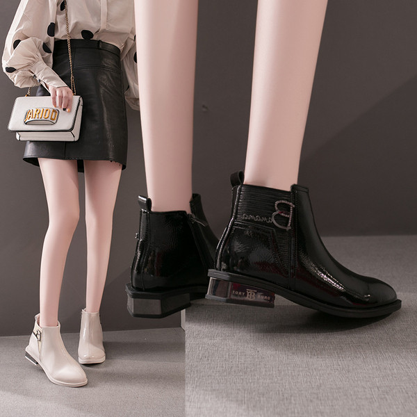 Стилни дамски боти с цип в черен и бежов цвят