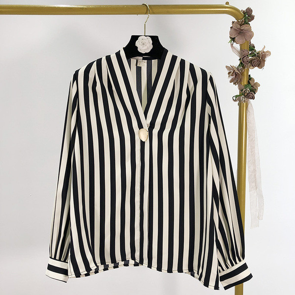 Широка раирана риза с шпиц деколте в черно-бял цвят