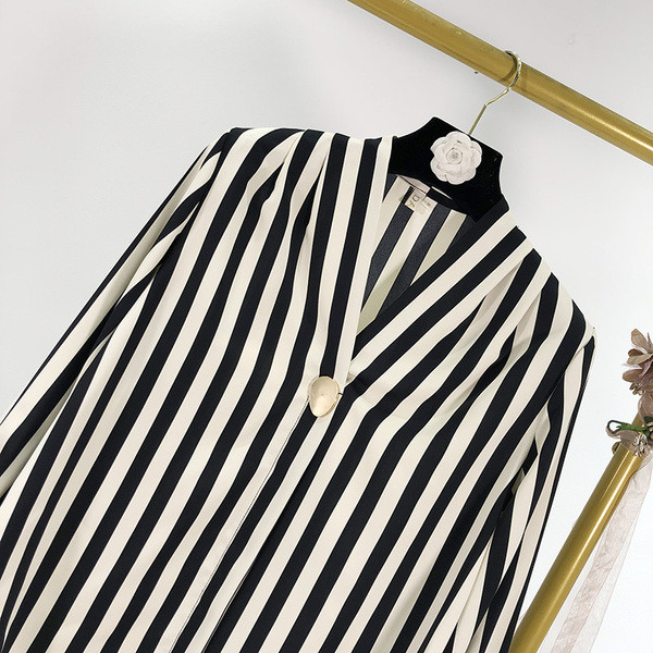 Широка раирана риза с шпиц деколте в черно-бял цвят