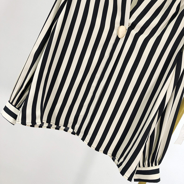 Широка раирана риза с шпиц деколте в черно-бял цвят