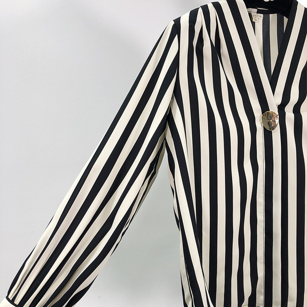 Широка раирана риза с шпиц деколте в черно-бял цвят