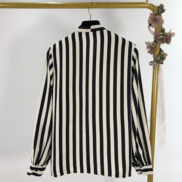 Широка раирана риза с шпиц деколте в черно-бял цвят