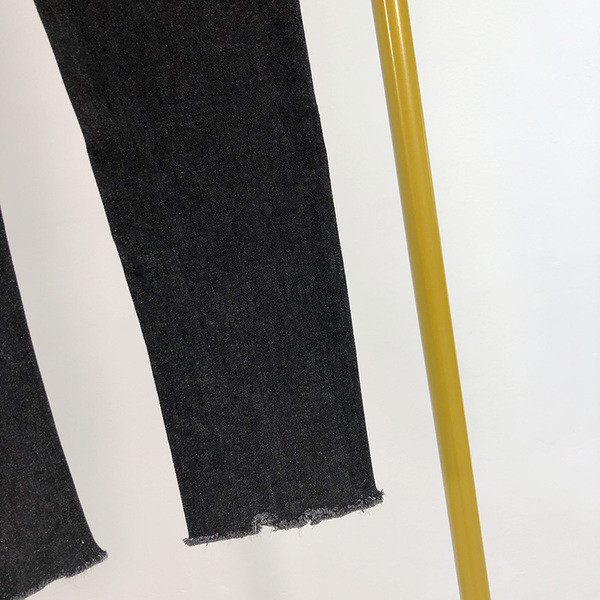 Дамски вталени дънки в черен цвят с джобове