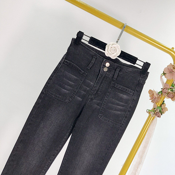 Дамски вталени дънки в черен цвят с джобове