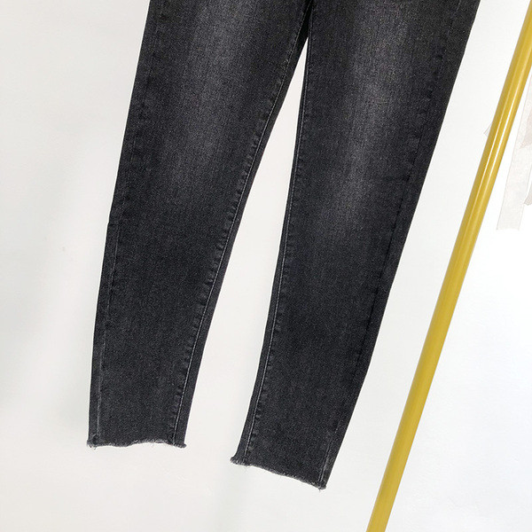 Дамски вталени дънки в черен цвят с джобове