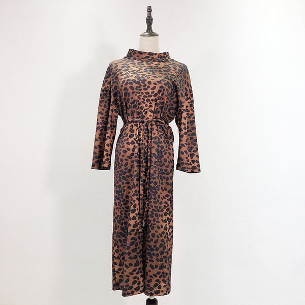 Дълга модерна рокля с животински принт и връзки на талията