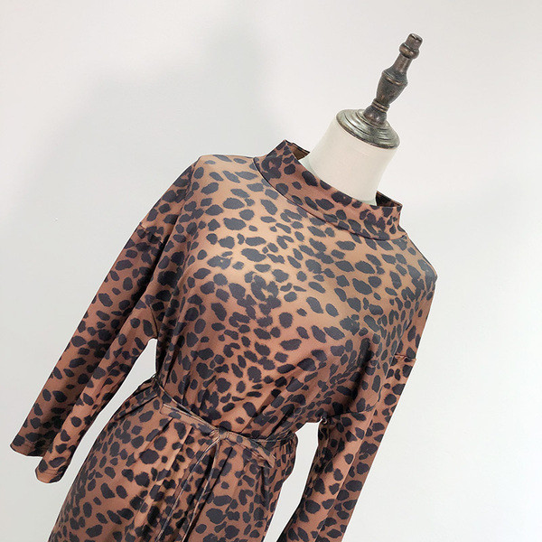 Дълга модерна рокля с животински принт и връзки на талията