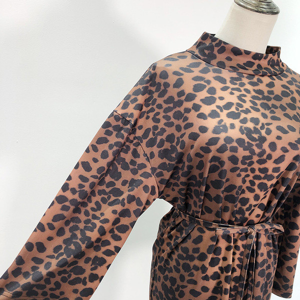 Дълга модерна рокля с животински принт и връзки на талията